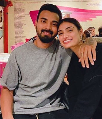 ಅಥಿಯಾ – ರಾಹುಲ್ ಪ್ರೀತಿ ಇದೀಗ ಅಧಿಕೃತ; ಫೋಟೊ ಹಂಚಿಕೊಂಡ ಪ್ರೇಮಿಗಳು