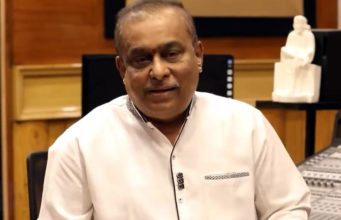 ಪೊಲೀಸರ ವಿಚಾರಣೆಗೆ ಹಾಜರಾದ ಹಂಸಲೇಖ; ಠಾಣೆ ಎದುರು ಕೇಳಿ ಬಂದ ಪರ – ವಿರೋಧದ ಘೋಷಣೆ