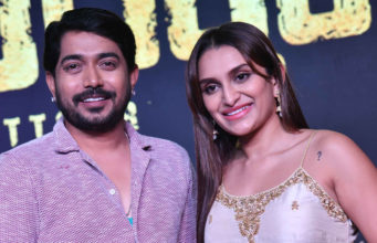 ‘ಗೋರುಕನ ಗಾನ’ ರಿಲೀಸ್ ಮಾಡಿದ ಅಶ್ವಿನಿ ಪುನೀತ್ ರಾಜಕುಮಾರ್ | ‘ಕಾಲಾಪತ್ಥರ್’ ಸಾಂಗ್ 'ಬಾಂಡ್ಲಿ ಸ್ಟವ್' ಸಾಂಗ್ ಬಿಡುಗಡೆ | ವಿಕ್ಕಿ ವರುಣ್ 'ಕಾಲಾಪತ್ಥರ್' ಸಿನಿಮಾ - Kannadamojo360