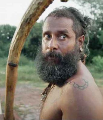 ಪ ರಂಜಿತ್ ‘ತಂಗಲಾನ್’ ಟೀಸರ್ | ರೋಚಕ ದೃಶ್ಯಗಳಲ್ಲಿ ವಿಕ್ರಮ್ ರಣಬೇಟೆಗಾರರು ಹೇಳಿದ ಕತೆಯನ್ನು ಮುರಿದು ಕಟ್ಟುವ 'ತಂಗಲಾನ್' - Kannadamojo360