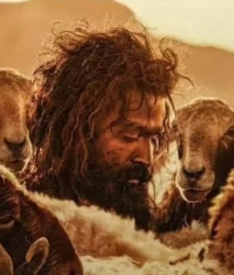 ಪ್ರೇಕ್ಷಕರ ಮನಸ್ಸಿಗಿಳಿಯುವ survival drama ‘ಆಡುಜೀವಿತಂ’ ಇಲ್ಲಿ ಕಾಲು ಸೋಲುವುದಿಲ್ಲ, ಕಾಲಕ್ಕೆ ಸಾಕ್ಷಿಯಾಗಿ ನಿಂತ ಬದುಕು - ಆಡು ಜೀವಿತಂ - Kannadamojo360