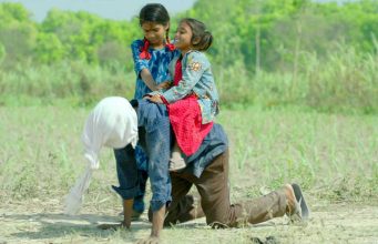 ಬರ್ಲಿನ್ ಚಿತ್ರೋತ್ಸವದಲ್ಲಿ ಜಟ್ಲಾ ಸಿದ್ಧಾರ್ಥ್ರ ‘ಇನ್ ಬೆಲ್ಲಿ ಆಫ್ ಎ ಟೈಗರ್’ ಬರ್ಲಿನ್ ಚಿತ್ರೋತ್ಸವದಲ್ಲಿ ಜಟ್ಲಾ ಸಿದ್ಧಾರ್ಥ್ರ 'ಇನ್ ಬೆಲ್ಲಿ ಆಫ್ ಎ ಟೈಗರ್' - Kannadamojo360