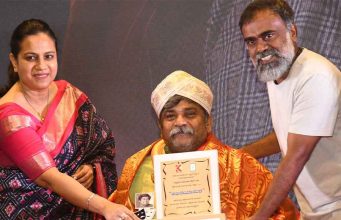 ರಂಗಾಯಣ ರಘು ಈಗ ‘ಅಭಿನಯಾಸುರ’ | ಇದು ‘ಶಾಖಾಹಾರಿ’ ಬಳಗದ ಗೌರವ ರಂಗಾಯಣ ರಘು ಈಗ 'ಅಭಿನಯಾಸುರ' | ಇದು 'ಶಾಖಾಹಾರಿ' ಬಳಗದ ಗೌರವ - Kannadamojo360