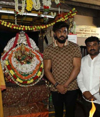 ಚಾಮುಂಡೇಶ್ವರಿ ಸನ್ನಿಧಿಯಲ್ಲಿ ಧನ್ವೀರ್ ʼಹಯಗ್ರೀವʼ ಚಿತ್ರಕ್ಕೆ ಚಾಲನೆ ಚಾಮುಂಡೇಶ್ವರಿ ಸನ್ನಿಧಿಯಲ್ಲಿ ಧನ್ವೀರ್ ʼಹಯಗ್ರೀವʼ ಚಾಲನೆ-Kannada mojo360