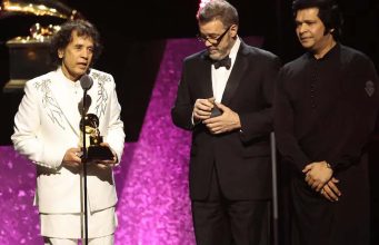 ಗ್ರ್ಯಾಮಿ ಪ್ರಶಸ್ತಿಯಲ್ಲಿ ದಾಖಲೆ ಬರೆದ ಭಾರತದ ಪ್ರಸಿದ್ದ ತಬಲಾ ವಾದಕ ಝಾಕೀರ್ ಹುಸೇನ್ ಗ್ರ್ಯಾಮಿ ಯಲ್ಲಿ ದಾಖಲೆ ಬರೆದ ತಬಲಾ ವಾದಕ ಝಾಕೀರ್ ಹುಸೇನ್-Kannada mojo360