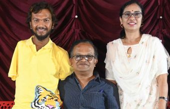 ‘ಅರಬ್ಬೀ’ ಟ್ರೈಲರ್ ಬಿಡುಗಡೆ | ಕೈಗಳಿಲ್ಲದೆ ಈಜಿ ಗೆದ್ದ ಸಾಧಕನ ಕತೆ 'ಅರಬ್ಬೀ' ಟ್ರೈಲರ್ ಬಿಡುಗಡೆ | ಕೈಗಳಿಲ್ಲದೆ ಈಜಿ ಗೆದ್ದ ಸಾಧಕನ ಕತೆ - Kannadamojo360