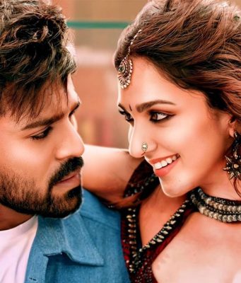 ರಾಮ್ ಚರಣ್ ‘ಗೇಮ್ ಚೇಂಜರ್’ ಚಿತ್ರದಿಂದ ‘ಜರಗಂಡಿ’ ಗೀತೆ ಬಿಡುಗಡೆ ಶಂಕರ್ ನಿರ್ದೇಶನದಲ್ಲಿ ರಾಮ್ ಚರಣ್ ನಟಿಸಿರುವ 'ಗೇಮ್ ಚೇಂಜರ್' ತೆಲುಗು ಸಿನಿಮಾದ 'ಜರಗಂಡಿ' ಲಿರಿಕಲ್ ಸಾಂಗ್ ಬಿಡುಗಡೆಯಾಗಿದೆ. ಥಮನ್ ಸಂಗೀತ ಸಂಯೋಜನೆಯ ಹಾಡಿಗೆ ದಲೇರ್ ಮೆಹಂದಿ ಮತ್ತು ಸುನಿಧಿ ಚೌವ್ಹಾಣ್ ದನಿಯಾಗಿದ್ದಾರೆ. ಪ್ರಭುದೇವ ನೃತ್ಯ ಸಂಯೋಜನೆಗೆ ರಾಮ್ ಚರಣ್ ಮತ್ತು ಕಿಯಾರಾ ಅಡ್ವಾಣಿ ಹೆಜ್ಜೆ ಹಾಕಿದ್ದಾರೆ - Kannadamojo360