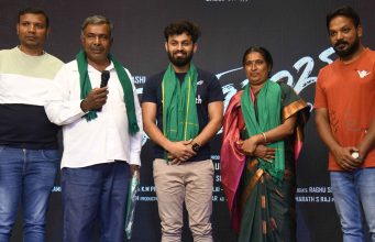 ರೈತರಿಂದ ಶಶಿ ‘ಮೆಹಬೂಬಾ’ ಟ್ರೇಲರ್ ಬಿಡುಗಡೆ | ಮಾರ್ಚ್ 15ಕ್ಕೆ ಸಿನಿಮಾ ತೆರೆಗೆ ರೈತರಿಂದ ಶಶಿ 'ಮೆಹಬೂಬಾ' ಟ್ರೇಲರ್ ಬಿಡುಗಡೆ | ಮಾರ್ಚ್ 15ಕ್ಕೆ ಸಿನಿಮಾ ತೆರೆಗೆ - Kannadamojo360