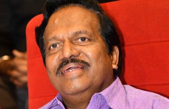 ಕೋರ್ಟ್ ಮೆಟ್ಟಿಲೇರಿದ ನಾಗಾಭರಣ | ‘ಕೆಂಪೇಗೌಡ’ ಸಿನಿಮಾಗೆ ತಾತ್ಕಾಲಿಕ ತಡೆಯಾಜ್ಞೆ ಕೋರ್ಟ್ ಮೆಟ್ಟಿಲೇರಿದ ನಾಗಾಭರಣ | 'ಕೆಂಪೇಗೌಡ' ಸಿನಿಮಾಗೆ ತಾತ್ಕಾಲಿಕ ತಡೆಯಾಜ್ಞೆ - Kannadamojo360