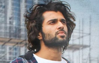 ಸೋಲಿನ ಸುಳಿಯಲ್ಲಿ ವಿಜಯ್ ದೇವರಕೊಂಡ | ಬ್ರೇಕ್ನ ನಿರೀಕ್ಷೆಯಲ್ಲಿ ‘ರೌಡಿ’ ನಟ ಸೋಲಿನ ಸುಳಿಯಲ್ಲಿ ವಿಜಯ್ ದೇವರಕೊಂಡ | ಬ್ರೇಕ್ನ ನಿರೀಕ್ಷೆಯಲ್ಲಿ 'ರೌಡಿ' ನಟ - Kannadamojo360