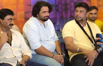 ‘ಕಾಟೇರ’ ಬರಹಗಾರರು ಮತ್ತು ಚಿತ್ರದ ನಟ ಸೂರಜ್ಗೆ ಕಾರು ಗಿಫ್ಟ್ 'ಕಾಟೇರ' ಬರಹಗಾರರು ಮತ್ತು ಚಿತ್ರದ ನಟ ಸೂರಜ್ಗೆ ಕಾರು ಗಿಫ್ಟ್ - Kannadamojo360