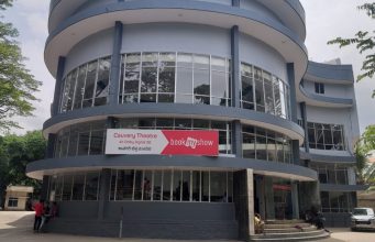 ಪ್ರದರ್ಶನ ನಿಲ್ಲಿಸಿದ ‘ಕಾವೇರಿ’ | 50 ವರ್ಷ ಇತಿಹಾಸವಿದ್ದ ಚಿತ್ರಮಂದಿರ ಪ್ರದರ್ಶನ ನಿಲ್ಲಿಸಿದ 'ಕಾವೇರಿ' | 50 ವರ್ಷ ಇತಿಹಾಸವಿದ್ದ ಚಿತ್ರಮಂದಿರ - Kannadamojo360