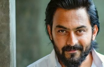 ಕಾರ್ತೀಕ್ ಜಯರಾಂ ನೂತನ ಸಿನಿಮಾ ‘ದಿ ವೀರ್’ | ಮೋಷನ್ ಪೋಸ್ಟರ್ ಬಿಡುಗಡೆ ಕಾರ್ತೀಕ್ ಜಯರಾಂ ನೂತನ ಸಿನಿಮಾ 'ದಿ ವೀರ್' | ಮೋಷನ್ ಪೋಸ್ಟರ್ ಬಿಡುಗಡೆ - Kannadamojo360