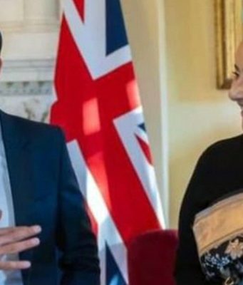 UK ಪ್ರಧಾನಿ ರಿಷಿ ಸುನಕ್ರನ್ನು ಭೇಟಿ ಮಾಡಿದ ನಟಿ ಮೊನಿಶಾ ಕೊಯಿರಾಲಾ UK ಪ್ರಧಾನಿ ರಿಷಿ ಸುನಕ್ರನ್ನು ಭೇಟಿ ಮಾಡಿದ ನಟಿ ಮೊನಿಶಾ ಕೊಯಿರಾಲಾ - Kannadamojo360