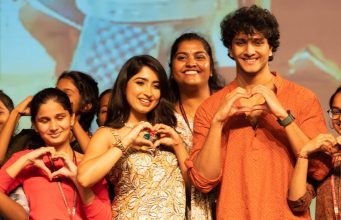 ಹುಬ್ಬಳ್ಳಿಯಲ್ಲಿ ‘ಧೂಳ್ ಎಬ್ಬಿಸಾವ…’ ಬಿಡುಗಡೆ | ‘ಗೌರಿ’ ಸಿನಿಮಾ ಸಾಂಗ್ ಹುಬ್ಬಳ್ಳಿಯಲ್ಲಿ 'ಧೂಳ್ ಎಬ್ಬಿಸಾವ...' ಬಿಡುಗಡೆ | 'ಗೌರಿ' ಸಿನಿಮಾ ಸಾಂಗ್ - Kannadamojo360