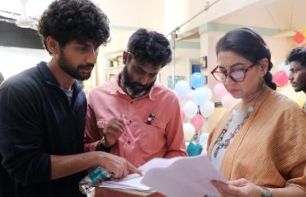 ‘ಫೈರ್ ಫ್ಲೈ’ ಸಿನಿಮಾ ತಂಡ ಸೇರಿದ ಸುಧಾರಾಣಿ | ವಂಶಿ ನಿರ್ದೇಶನದ ಸಿನಿಮಾ 'ಫೈರ್ ಫ್ಲೈ' ಸಿನಿಮಾ ತಂಡ ಸೇರಿದ ಸುಧಾರಾಣಿ | ವಂಶಿ ನಿರ್ದೇಶನದ ಸಿನಿಮಾ - Kannadamojo360