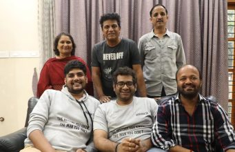 ಶೀಘ್ರದಲ್ಲೇ ಶಿವಣ್ಣನ 131ನೇ ಸಿನಿಮಾ ಮುಹೂರ್ತ | ನಟನನ್ನು ಭೇಟಿ ಮಾಡಿದ ಚಿತ್ರತಂಡ ಶೀಘ್ರದಲ್ಲೇ ಶಿವಣ್ಣನ 131ನೇ ಸಿನಿಮಾ ಮುಹೂರ್ತ | ನಟನನ್ನು ಭೇಟಿ ಮಾಡಿದ ಚಿತ್ರತಂಡ - Kannadamojo360